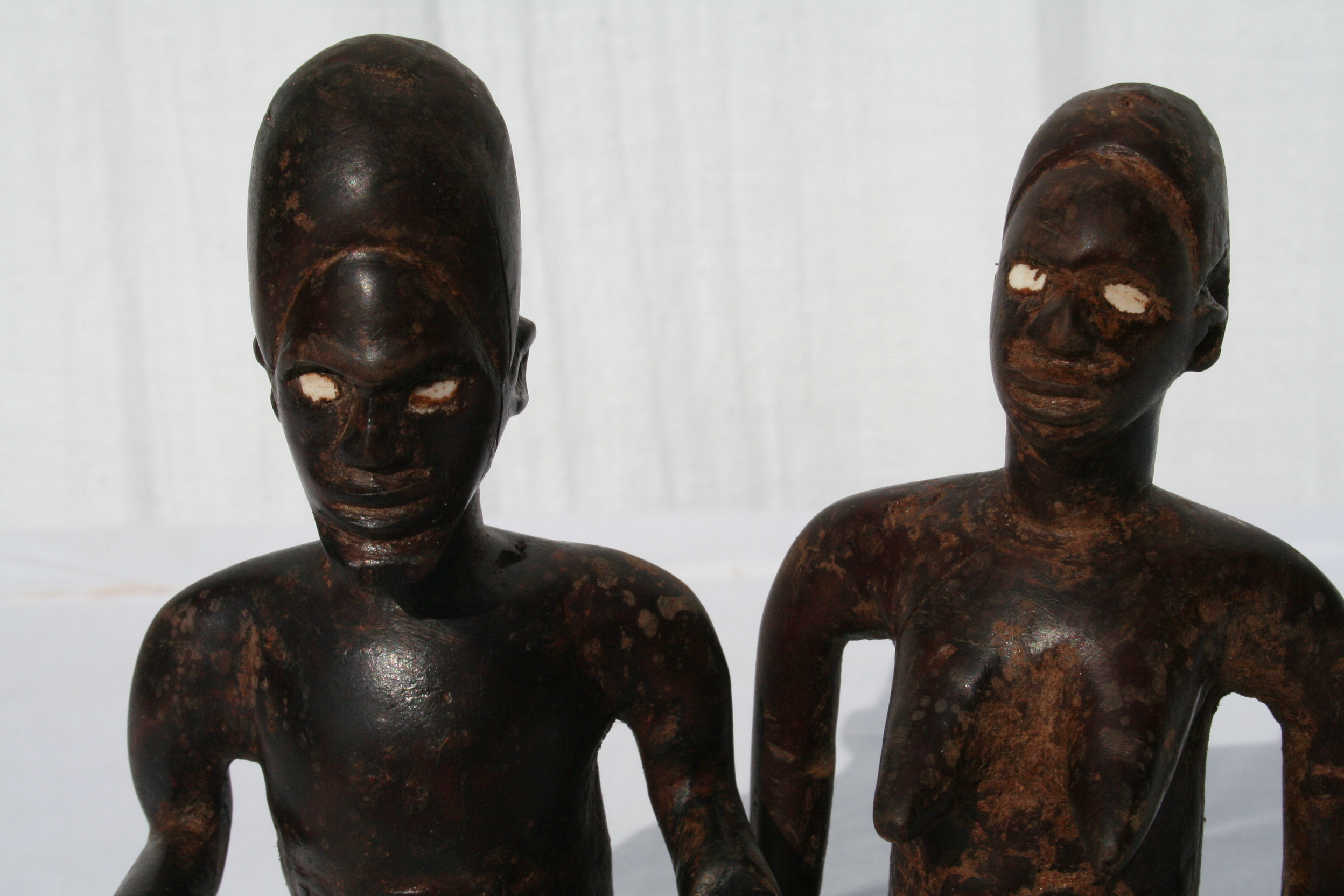 Beembe(statuettes), d`afrique : rép.Congo Brazza., statuette Beembe(statuettes), masque ancien africain Beembe(statuettes), art du rép.Congo Brazza. - Art Africain, collection privées Belgique. Statue africaine de la tribu des Beembe(statuettes), provenant du rép.Congo Brazza., 1557/2007kx Couple de statuettes assises, les yeux blancs,des scarifications sur l